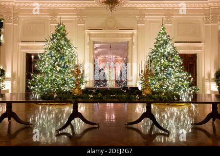 Washington, Vereinigte Staaten Von Amerika. November 2020. Washington, Vereinigte Staaten von Amerika. November 2020, 29. Der White House Express-Zug schmückt den Mitteltisch des East Room des Weißen Hauses während der Weihnachtszeit Dekoration Vorschau 29. November 2020 in Washington, DC. Das Thema für die Dekorationen 2020 ist „Amerika das schöne“. Kredit: Andrea Hanks/Weißes Haus Foto/Alamy Live Nachrichten Stockfoto