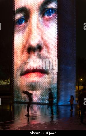 Der Kronenbrunnen von Jaume Plensa in Chicago bei Nacht Stockfoto