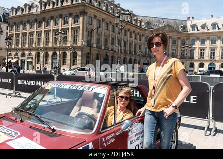 Stephanie Navalon (im Auto) und Delphine Dupre) fahren einen Fiat X1/9 1979 auf der 20. Rallye des Princesses 'Prinzessinnen' Rally', einem 5-tägigen Motorrennen für Frauen nur auf Oldtimern, startet am 2. Juni von Paris nach Saint Tropez am 6. Juni. Teams registrieren und präsentieren die Autos am 1. Juni auf dem Place Vendôme, Paris, Frankreich, 1. Juni 2019. Foto von Daniel Derajinski/ABACAPRESS.COM Stockfoto