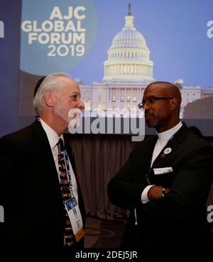 Rabbi Jeffrey Myers von der Tree of Life Synagoge in Pittsburgh, links, mit Reverend Eric Sheldon Charles Manning von der Mutter Emanuel African Methodist Episcopal Church in Charleston auf AJC Global Forum während der Gründung der AJC Gemeinschaft des Gewissens, eine Initiative des Glaubens, ethnische, Und bürgerliche Führer, die Pluralismus fördern und sich gegen Hass und Gewalt in Amerika vereinen. Washington, DC, 2. Juni 2019. Foto mit freundlicher Genehmigung von AJC. Foto von Pool/ABACAPRESS.COM Stockfoto