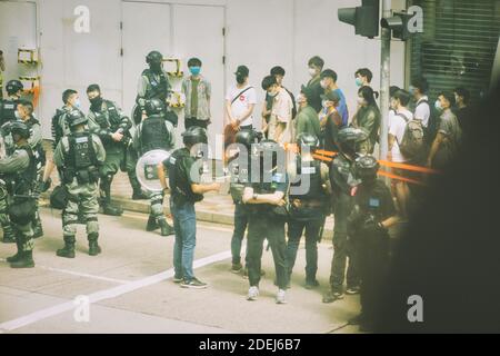 Hongkong, 27. Mai 2020, Demonstranten werden von der Polizei als illegale Versammlung in Causeway Bay verhaftet. Die Menschen tragen Maske als covid 19 Prävention Kontrolle. Stockfoto