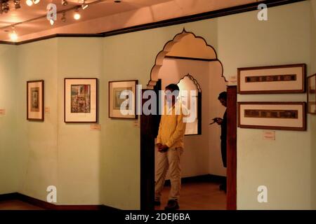 Besucher achten auf Mughal Miniatur-Gemälde in der Malerei Abschnitt des National Museum of India in Neu-Delhi, Indien. Stockfoto