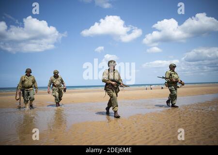 Französischer Kriegsenthusiast als amerikanischer Bodeninfanterie-Soldat des Zweiten Weltkriegs gekleidet, spazieren Sie entlang der Küste des Omaha-Strandes, in der Nähe von Colleville-Sur-Mer, in der Normandie, Frankreich, 03. Juni 2019. Am 06 2019. Juni jährt sich die Landung der Alliierten am D-Day zum 75. Mal. Foto von Eliot Blondt/ABACAPRESS.COM Stockfoto