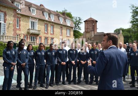 Der französische Präsident Emmanuel Macron hält eine Rede während eines Besuchs in Clairefontaine-en-Yvelines, südwestlich von Paris, am 4. Juni 2019 während der Vorbereitung der französischen Fußballnationalmannschaft für Frauen auf die bevorstehende FIFA-Weltmeisterschaft 2019 in Frankreich. Foto von Christian Liewig/ABACAPRESS.COM Stockfoto