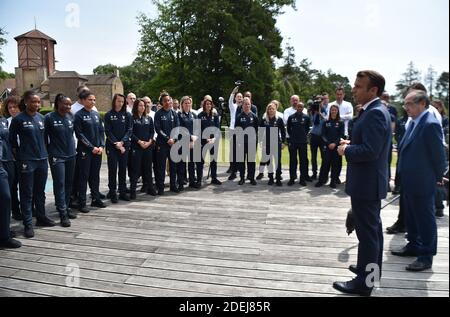 Der französische Präsident Emmanuel Macron hält eine Rede während eines Besuchs in Clairefontaine-en-Yvelines, südwestlich von Paris, am 4. Juni 2019 während der Vorbereitung der französischen Fußballnationalmannschaft für Frauen auf die bevorstehende FIFA-Weltmeisterschaft 2019 in Frankreich. Foto von Christian Liewig/ABACAPRESS.COM Stockfoto