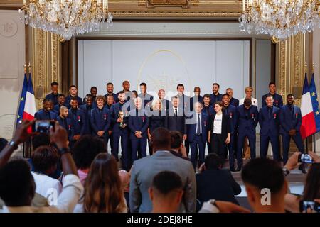 Französische Fußballweltcupsieger 2018 posieren mit dem französischen Präsidenten Emmanuel Macron, seiner Frau Brigitte Macron, dem französischen Fußball-Teamchef Didier Deschamps, Der französische Sportminister Roxana Maracineau und der Präsident des französischen Fußballverbands Noel Le Graet während einer Verleihung der Ehrenlegion für die französischen Fußballweltcupsieger 2018 im Pariser Elysee-Palast am 4. Juni 2019. Foto von Hamilton/Pool/ABACAPRESS.COM Stockfoto