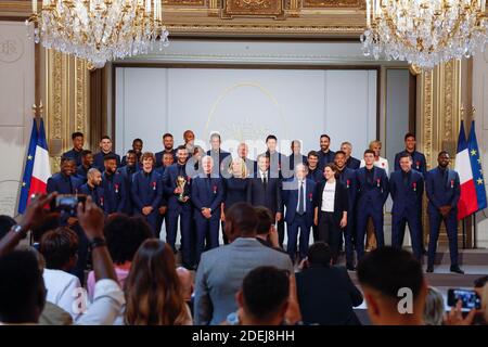 Französische Fußballweltcupsieger 2018 posieren mit dem französischen Präsidenten Emmanuel Macron, seiner Frau Brigitte Macron, dem französischen Fußball-Teamchef Didier Deschamps, Der französische Sportminister Roxana Maracineau und der Präsident des französischen Fußballverbands Noel Le Graet während einer Verleihung der Ehrenlegion für die französischen Fußballweltcupsieger 2018 im Pariser Elysee-Palast am 4. Juni 2019. Foto von Hamilton/Pool/ABACAPRESS.COM Stockfoto