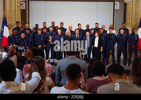 Französische Fußballweltcupsieger 2018 posieren mit dem französischen Präsidenten Emmanuel Macron, seiner Frau Brigitte Macron, dem französischen Fußball-Teamchef Didier Deschamps, Der französische Sportminister Roxana Maracineau und der Präsident des französischen Fußballverbands Noel Le Graet während einer Verleihung der Ehrenlegion für die französischen Fußballweltcupsieger 2018 im Pariser Elysee-Palast am 4. Juni 2019. Foto von Hamilton/Pool/ABACAPRESS.COM Stockfoto