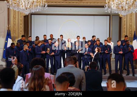 Französische Fußballweltcupsieger 2018 posieren mit dem französischen Präsidenten Emmanuel Macron, seiner Frau Brigitte Macron, dem französischen Fußball-Teamchef Didier Deschamps, Der französische Sportminister Roxana Maracineau und der Präsident des französischen Fußballverbands Noel Le Graet während einer Verleihung der Ehrenlegion für die französischen Fußballweltcupsieger 2018 im Pariser Elysee-Palast am 4. Juni 2019. Foto von Hamilton/Pool/ABACAPRESS.COM Stockfoto