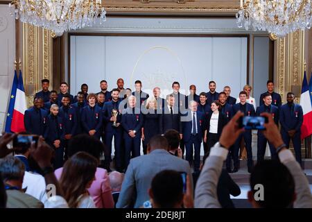 Französische Fußballweltcupsieger 2018 posieren mit dem französischen Präsidenten Emmanuel Macron, seiner Frau Brigitte Macron, dem französischen Fußball-Teamchef Didier Deschamps, Der französische Sportminister Roxana Maracineau und der Präsident des französischen Fußballverbands Noel Le Graet während einer Verleihung der Ehrenlegion für die französischen Fußballweltcupsieger 2018 im Pariser Elysee-Palast am 4. Juni 2019. Foto von Hamilton/Pool/ABACAPRESS.COM Stockfoto