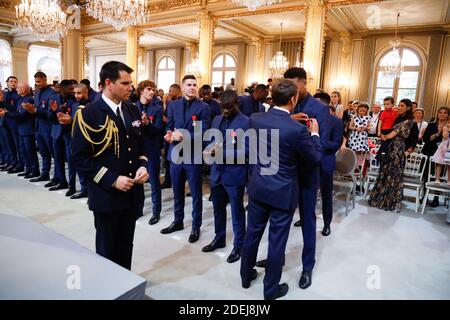Der französische Präsident Emmanuel Macron verleiht am 4. Juni 2019 im Elysee-Palast in Paris im Rahmen einer Verleihung der Ehrenlegion an die französischen Fußballweltcupsieger 2018. Foto von Hamilton/Pool/ABACAPRESS.COM Stockfoto
