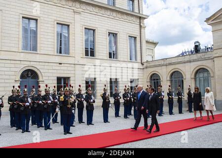 US-Präsident Donald Trump, der französische Präsident Emmanuel Macron, die US-First Lady Melania Trump und die Ehefrau des französischen Präsidenten Brigitte Macron gehen an Mitgliedern der Republikanischen Garde vorbei, bevor sie am 6. Juni 2019 in der Präfektur Caen in der Normandie im Nordwesten Frankreichs zu einem Mittagessen zusammentreffen. Im Rahmen des D-Day gedenkfeiern zum 75. Jahrestag der Landung der Alliierten im Zweiten Weltkrieg in der Normandie. Foto von Eliot Blondt/ABACAPRESS.COM Stockfoto