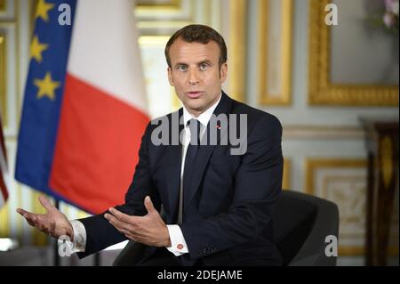 US-Präsident Donald Trump (L) und der französische Präsident Emmanuel Macron sprechen am 6. Juni 2019 bei einem Treffen in der Präfektur Caen in der Normandie im Nordwesten Frankreichs am Rande der D-Day-gedenkfeiern zum 75. Jahrestag der Landung der Alliierten im Zweiten Weltkrieg in der Normandie. Foto von Eliot Blondt/ABACAPRESS.COM Stockfoto