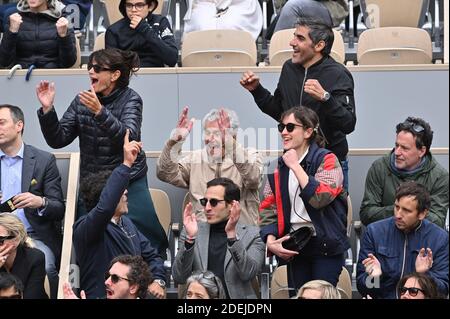 Claude Lelouch Und Seine Frau Ary Abittan Und Anais Demoustier Nehmen An Den 2019 French Tennis Open Teil Day Thirteen In Roland Garros Am 7 Juni 2019 In Paris Frankreich Foto