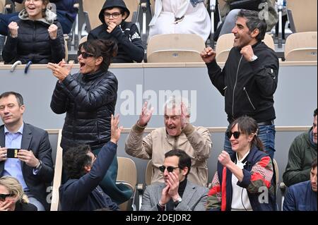 Claude Lelouch Und Seine Frau Ary Abittan Und Anais Demoustier Nehmen An Den 2019 French Tennis Open Teil Day Thirteen In Roland Garros Am 7 Juni 2019 In Paris Frankreich Foto