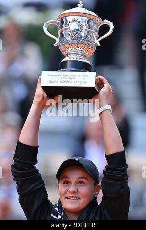 Ashleigh Barty aus Australien küsst die Trophäe, während sie den Sieg nach dem Finale der Damen im Einzel gegen Marketa Vondrousova aus der Tschechischen Republik während des 14. Tages der French Open 2019 bei Roland Garros am 08. Juni 2019 in Paris, Frankreich, feiert. Foto von Laurent Zabulon / ABACAPRESS.COM Stockfoto