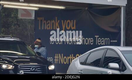 Drive-Thru COVID-19 Testanlage in einem Vorort von Chicago. Stockfoto