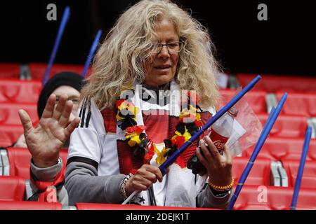 Deutsche Fans während der FIFA Frauen Fußball-Weltmeisterschaft 2019 Gruppe B Spiel, Deutschland gegen Spanien im Hennegau-Stadion, Valenciennes, Frankreich am 12. Juni 2019. Deutschland gewann 1:0. Foto von Henri Szwarc/ABACAPRESS.COM Stockfoto