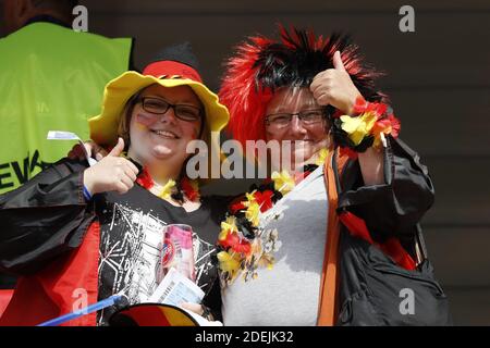 Deutsche Fans während der FIFA Frauen Fußball-Weltmeisterschaft 2019 Gruppe B Spiel, Deutschland gegen Spanien im Hennegau-Stadion, Valenciennes, Frankreich am 12. Juni 2019. Deutschland gewann 1:0. Foto von Henri Szwarc/ABACAPRESS.COM Stockfoto