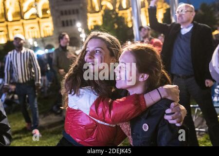 Fans der französischen Fußballmannschaft der Frauen reagieren trotz heftigem Regen auf den Sieg ihrer Mannschaft beim 2. Spiel der Pools zwischen Frankreich und Norwegen in der Fan-Zone von Paris in Les Halles. Frankreich gewinnt 2-1 nach dem Opener von Valerie Gauvin, einem eigenen Tor von Wendie Renard und einem Elfmeterstoß von Eugenie Le Sommer. Les Halles, Paris, Frankreich, 12. Juni 2019. Foto von Daniel Derajinski/ABACAPRESS.COM Stockfoto