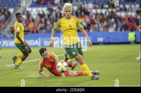 LI Ying, Janine VAN WYK in Aktion während des Spiels der FIFA Frauen-Weltmeisterschaft Frankreich 2019 Gruppe B Spiel zwischen Südafrika und China, im Parc des Princes Stadion am 13. Juni 2019 in Paris, Frankreich. Foto von Loic Baratoux/ABACAPRESS.COM Stockfoto