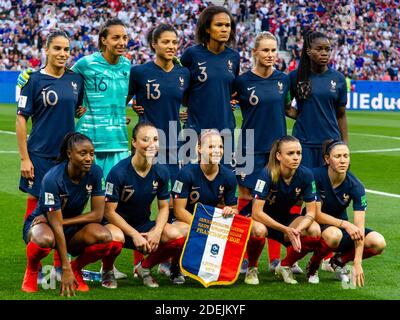 Von L nach R: OBEN: Amel Majri (10), Sarah Bouhaddi (16), Valerie Gauvin (13), Wendie Renard (3), Amandine Henry (6), Griedge Mbock Bathy (19). UNTEN: Kadidiatou Diani (11), Gaetane Thiney (17), Eugenie Le Sommer (9), Marion Torrent (4), Elise Bussaglia (15) der französischen Mannschaft während der FIFA Frauen Fußball-Weltmeisterschaft im Allianz Riviera-Stadion von Nizza, Reims, Frankreich, am 12. Juni 2019. Foto von Christian Liewig/ABACAPRESS.COM Stockfoto