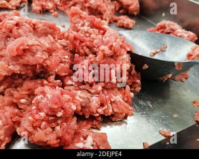 Frisches Schweinefleisch auf dem Markt Stockfoto