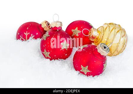 Weihnachten rote Bälle und Schnee isoliert auf weißem Hintergrund. Stockfoto