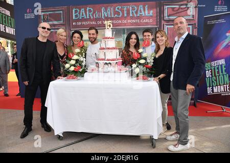 Die französischen Schauspieler Rebecca Hampton, Pierre Martot, Pauline Bression, Marwan Berreni, Fabienne Carat, Grant Lawrens, Lea Francois und Serge Dupire posieren während einer Fotoausstellung zum 15. Jahrestag der Fernsehshow "Plus Belle la vie" im Rahmen des 59. Monte-Carlo Television Festivals am 16. Juni 2019 in Monaco. Foto von David Niviere/ABACAPRESS.COM Stockfoto