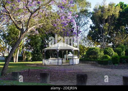 Park in Grafton mit Rotunde unter Bäumen im Morgenlicht Stockfoto