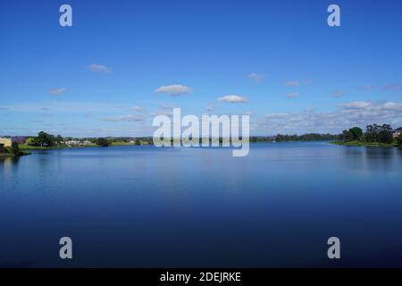 Panoramablick auf den Clarence River, der sich schlängelt Das Clarence Valley von der Top of Grafton Bridge Stockfoto