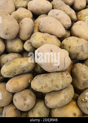 Stapel von rohen Kartoffeln Hintergrund. Bio-pflanzliche Lebensmittel auf dem Markt. Stockfoto