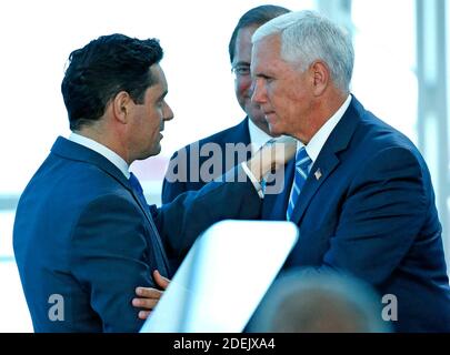 KEIN FILM, KEIN VIDEO, KEIN Fernsehen, KEIN DOKUMENTARFILM - Carlos Vecchio, Botschafter in Washington für venezolanischen Oppositionsführer Juan Guaido, links, trifft sich auf der Bühne mit Vizepräsident Mike Pence, nachdem Pence am Dienstag, den 18. Juni 2019 das US Navy-Krankenhausschiff USNS Comfort im Hafen von Miami besucht hat. Foto von Al Diaz/Miami Herald/TNS/ABACAPRESS.COM Stockfoto