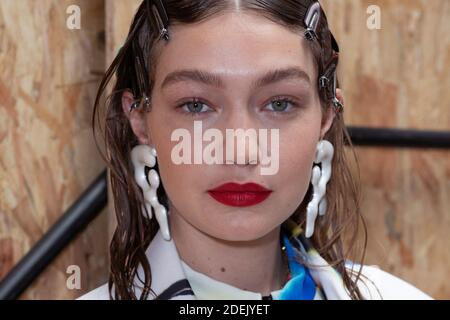 Model Gigi Hadid macht sich im Backstage vor der Off-White Menswear Frühjahr Sommer 2020 Show im Rahmen der Paris Fashion Week in Paris, Frankreich am 19. Juni 2019 bereit. Foto von Aurore Marechal/ABACAPRESS.COM Stockfoto