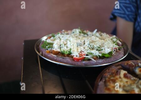 Köstliche hausgemachte Kunst. Der Prozess der Herstellung von Käse Pizza Stockfoto