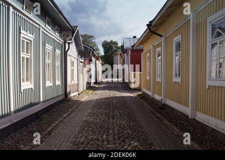 Eine alte Gasse im historischen Museumsviertel der Stadt Rauma, Finnland. Der Ort wird sorgfältig in seinem historischen Zustand gehalten, während die Menschen tatsächlich sind Stockfoto