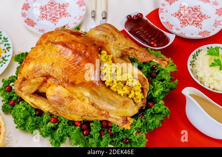 Gebratener ganzer truthahn zum Weihnachtsessen. Tabelleneinstellung. Stockfoto