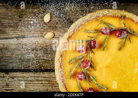 Nahaufnahme von Kürbiskuchen mit Preiselbeere auf Holzhintergrund. Speicherplatz kopieren. Stockfoto