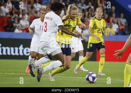 Die Schwedin Fridolina Rolfo kämpft am 24. Juni 2019 gegen Kanadas Kadeisha Buchanan während der FIFA Frauen Fußball-Weltmeisterschaft 2019 1/8 im Finale, Schweden gegen Kanada im Parc des Princes, Paris, Frankreich. Schweden gewann 1-0 und erreichte das Viertelfinale. Foto von Henri Szwarc/ABACAPRESS.COM Stockfoto