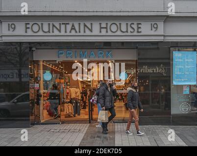 Belfast, Großbritannien. November 2020. Ein Paar mit Gesichtsmasken gesehen verlassen Primark Store. Kredit: SOPA Images Limited/Alamy Live Nachrichten Stockfoto