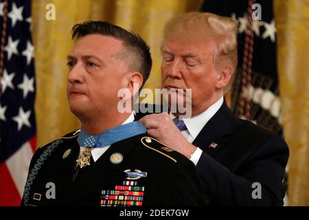 US-Präsident Donald Trump verleiht die Ehrenmedaille an Armeeanführer David G. Bellavia für Aktionen, die im November 2004 im irakischen Falludscha im Weißen Haus in Washington, D.C., am 25. Juni 2019 als Truppenführer durchgeführt wurden. Stockfoto