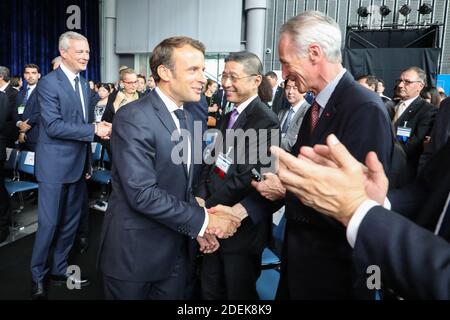 Frankreichs Präsident Emmanuel Macron (Mitte L) schüttelt sich die Hände mit Renault-Chef Jean-Dominique Senard während seines Besuchs im Miraikan Innovation Museum in Tokio am 27. Juni 2019. Foto von Ludovic Marin/Pool/ABACAPRESS.COM Stockfoto