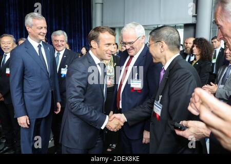 Frankreichs Präsident Emmanuel Macron (Mitte L) schüttelt sich die Hände mit Nissan-CEO Hiroto Saikawa während seines Besuchs im Miraikan Innovation Museum in Tokio am 27. Juni 2019. Foto von Ludovic Marin/Pool/ABACAPRESS.COM Stockfoto