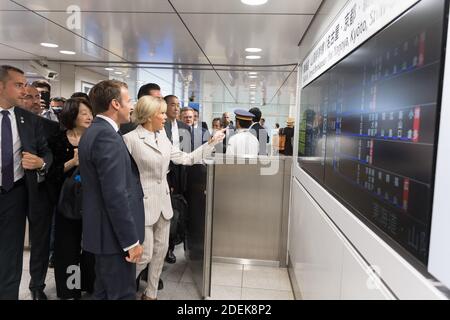 Der französische Präsident Emmanuel Macron und seine Frau Brigitte Macron gehen am 27. juni 2019 auf dem Tokyo-Bahnhof in Tokio, Japan. Foto von Jacques Witt/Pool/ABACAPRESS.COM Stockfoto