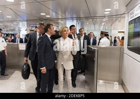 Der französische Präsident Emmanuel Macron und seine Frau Brigitte Macron gehen am 27. juni 2019 auf dem Tokyo-Bahnhof in Tokio, Japan. Foto von Jacques Witt/Pool/ABACAPRESS.COM Stockfoto