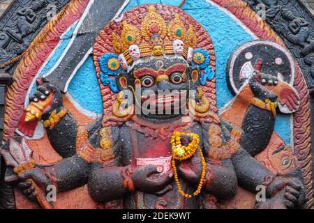 Figur von Kala Bhairava (Kala Bhairav), einer erbitterten Shaiviten Gottheit, einer Form von gott Shiva, verehrt von nepalesischen Hindus; Durbar Square, Kathmandu, Nepal Stockfoto