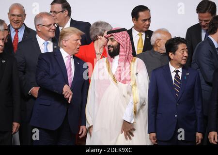 KORREKTUR - US-Präsident Donald Trump und Saudi-Arabiens Kronprinz Mohammed bin Salman sprechen während des Familienfotos beim G20-Gipfel in Osaka am 28. Juni 2019. (Foto von Ludovic MARIN / AFP) / „die in den Metadaten dieses Fotos von Ludovic MARIN aufgetretene irrtümliche Erwähnung(en) wurde in AFP-Systemen wie folgt modifiziert: [Kronprinz] statt [König]. Bitte entfernen Sie die fehlerhaften Nennung(en) umgehend von allen Ihren Online-Diensten und löschen Sie sie (sie) von Ihren Servern. Wenn Sie von AFP autorisiert wurden, diese (diese) an Dritte zu verteilen, stellen Sie bitte sicher, dass die Stockfoto