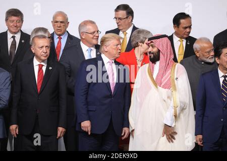 KORREKTUR - US-Präsident Donald Trump und Saudi-Arabiens Kronprinz Mohammed bin Salman sprechen während des Familienfotos beim G20-Gipfel in Osaka am 28. Juni 2019. (Foto von Ludovic MARIN / AFP) / „die in den Metadaten dieses Fotos von Ludovic MARIN aufgetretene irrtümliche Erwähnung(en) wurde in AFP-Systemen wie folgt modifiziert: [Kronprinz] statt [König]. Bitte entfernen Sie die fehlerhaften Nennung(en) umgehend von allen Ihren Online-Diensten und löschen Sie sie (sie) von Ihren Servern. Wenn Sie von AFP autorisiert wurden, diese (diese) an Dritte zu verteilen, stellen Sie bitte sicher, dass die Stockfoto