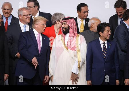 KORREKTUR - US-Präsident Donald Trump und Saudi-Kronprinz Mohammed bin Salman sprechen auf dem Familienfoto beim G20-Gipfel in Osaka am 28. Juni 2019. (Foto von Ludovic MARIN / AFP) / „die in den Metadaten dieses Fotos von Ludovic MARIN aufgetretene irrtümliche Erwähnung(en) wurde in AFP-Systemen wie folgt modifiziert: [Kronprinz] statt [König]. Bitte entfernen Sie die fehlerhaften Nennung(en) umgehend von allen Ihren Online-Diensten und löschen Sie sie (sie) von Ihren Servern. Wenn Sie von AFP autorisiert wurden, diese (diese) an Dritte zu verteilen, stellen Sie bitte sicher, dass die gleiche ac Stockfoto