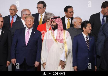 KORREKTUR - US-Präsident Donald Trump und Saudi-Kronprinz Mohammed bin Salman sprechen auf dem Familienfoto beim G20-Gipfel in Osaka am 28. Juni 2019. (Foto von Ludovic MARIN / AFP) / „die in den Metadaten dieses Fotos von Ludovic MARIN aufgetretene irrtümliche Erwähnung(en) wurde in AFP-Systemen wie folgt modifiziert: [Kronprinz] statt [König]. Bitte entfernen Sie die fehlerhaften Nennung(en) umgehend von allen Ihren Online-Diensten und löschen Sie sie (sie) von Ihren Servern. Wenn Sie von AFP autorisiert wurden, diese (diese) an Dritte zu verteilen, stellen Sie bitte sicher, dass die gleiche ac Stockfoto